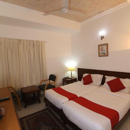 Hotel Palm Greens New Delhi Eksteriør billede
