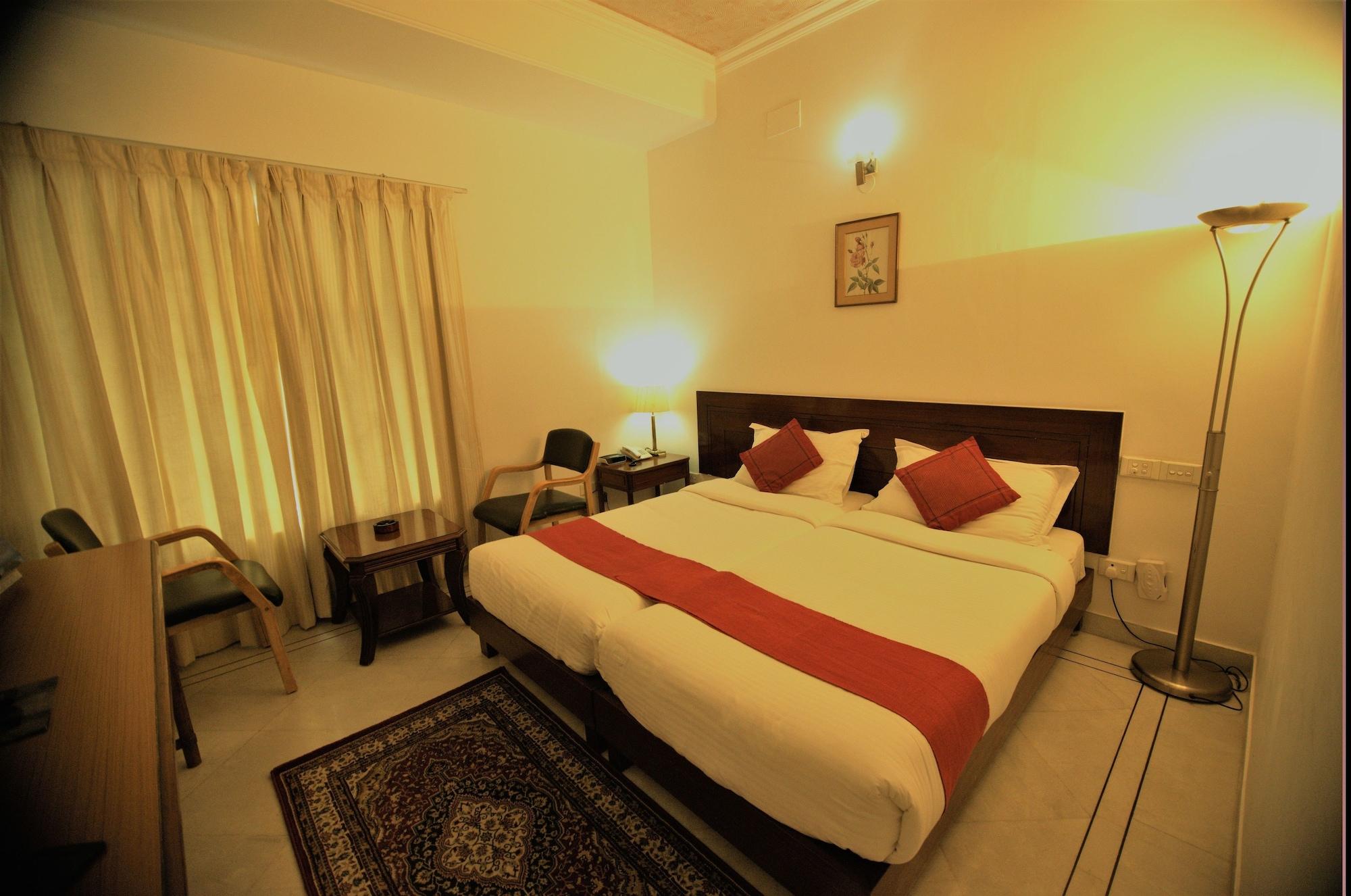 Hotel Palm Greens New Delhi Eksteriør billede
