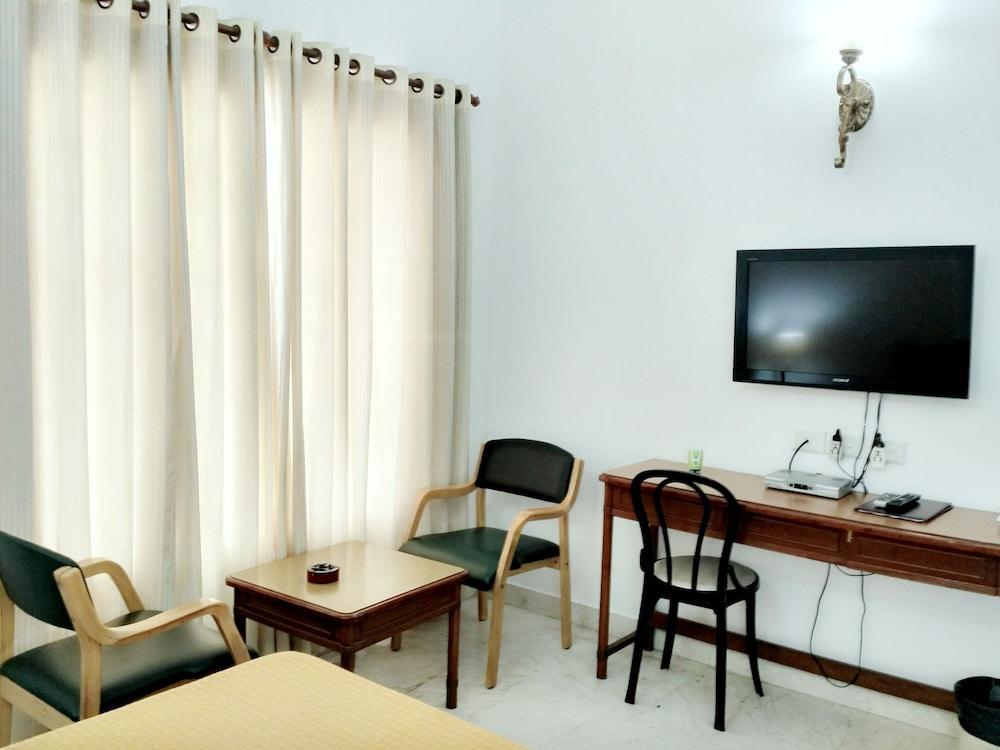 Hotel Palm Greens New Delhi Eksteriør billede