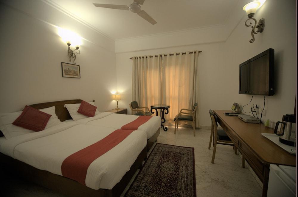 Hotel Palm Greens New Delhi Eksteriør billede