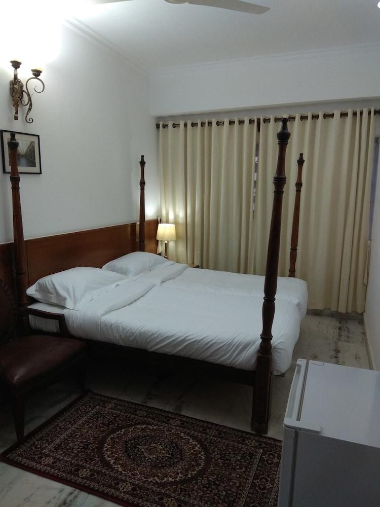 Hotel Palm Greens New Delhi Eksteriør billede