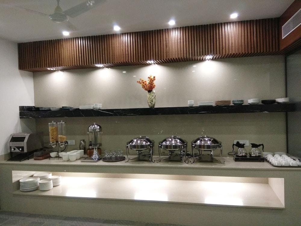 Hotel Palm Greens New Delhi Eksteriør billede