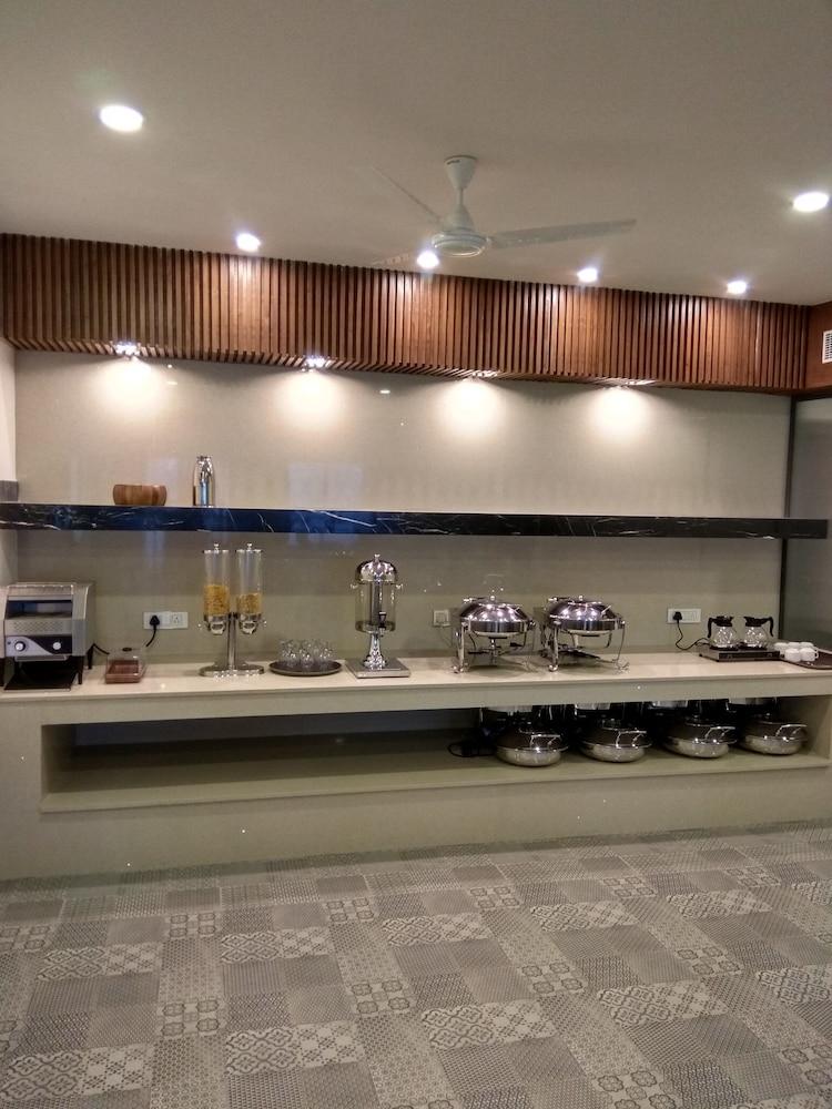 Hotel Palm Greens New Delhi Eksteriør billede