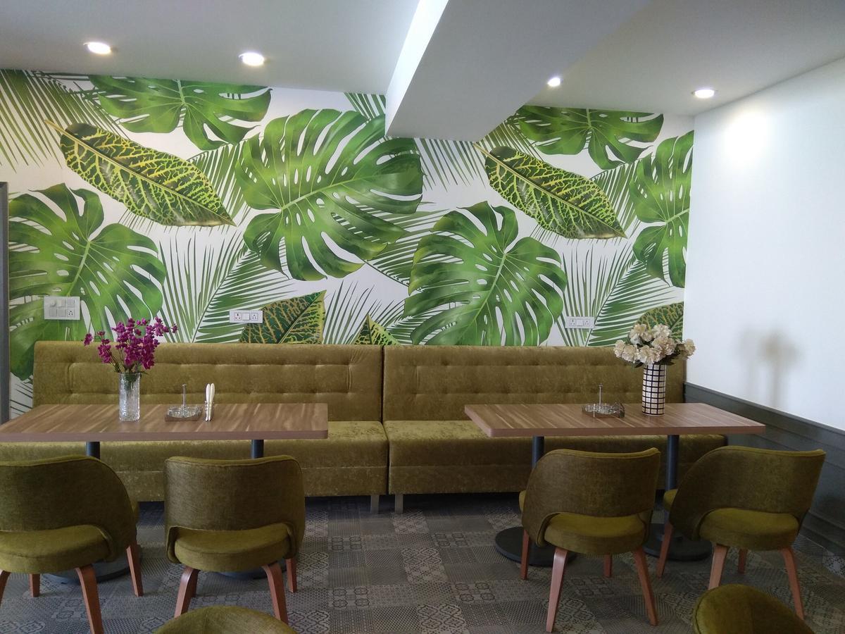 Hotel Palm Greens New Delhi Eksteriør billede