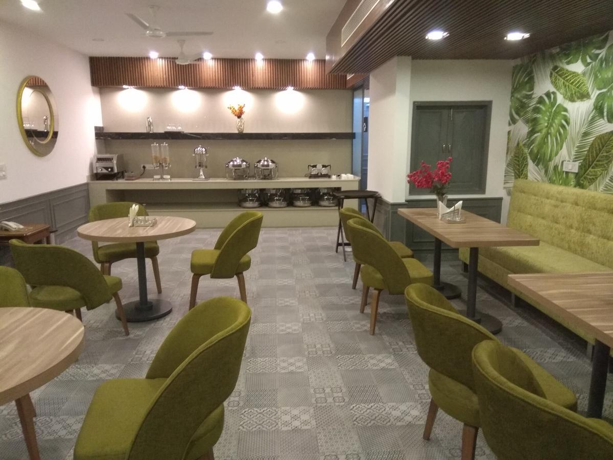 Hotel Palm Greens New Delhi Eksteriør billede