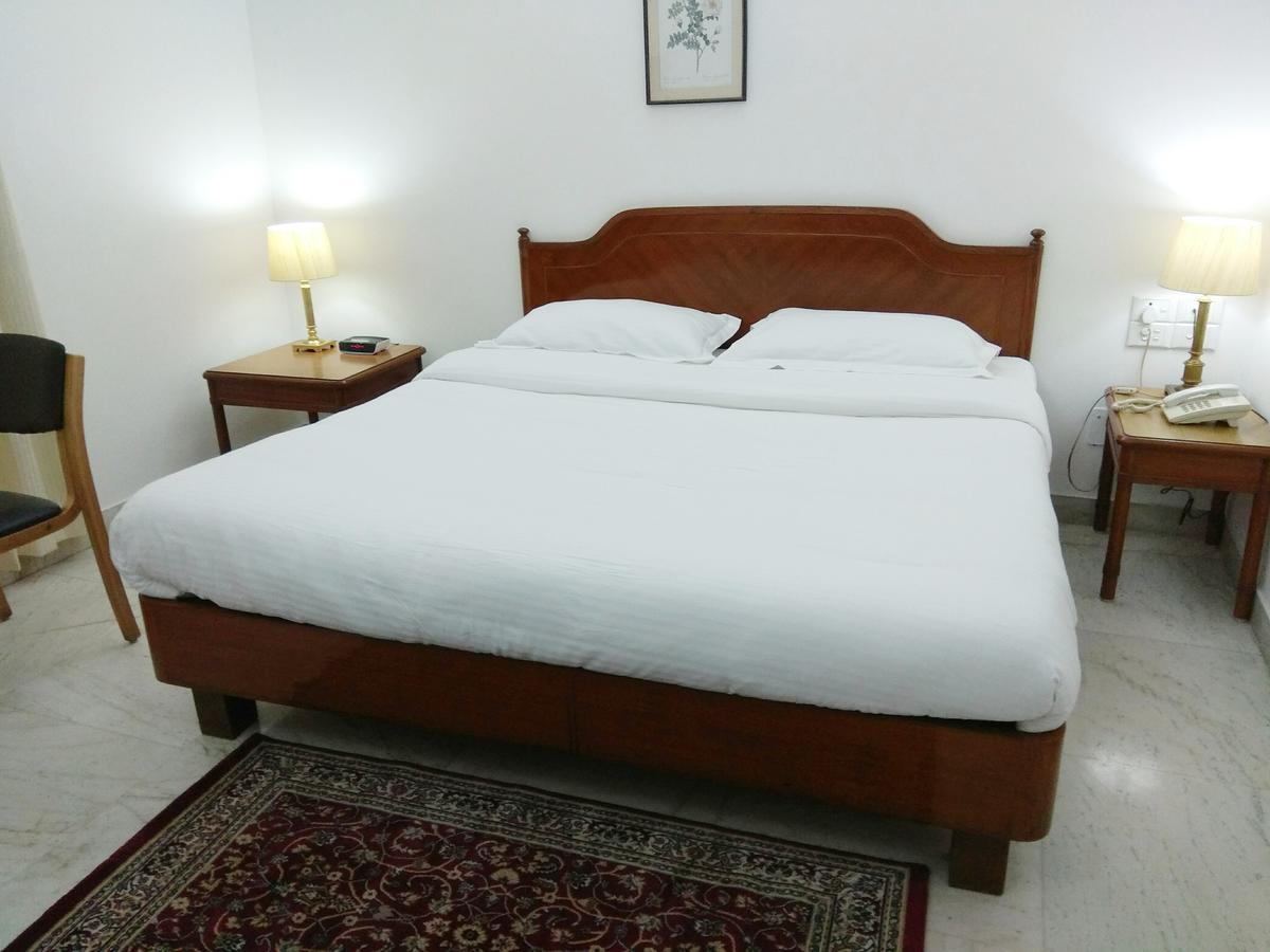 Hotel Palm Greens New Delhi Eksteriør billede