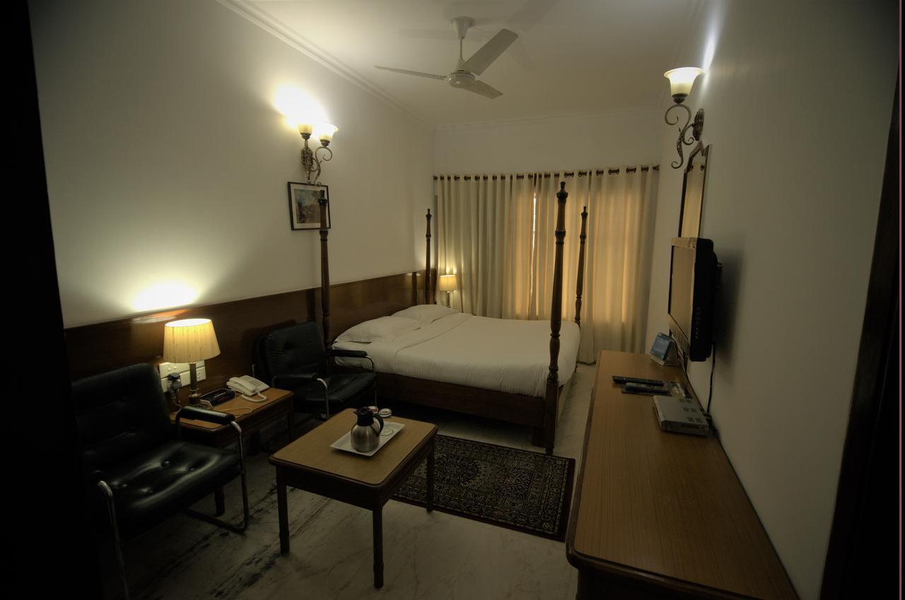 Hotel Palm Greens New Delhi Eksteriør billede