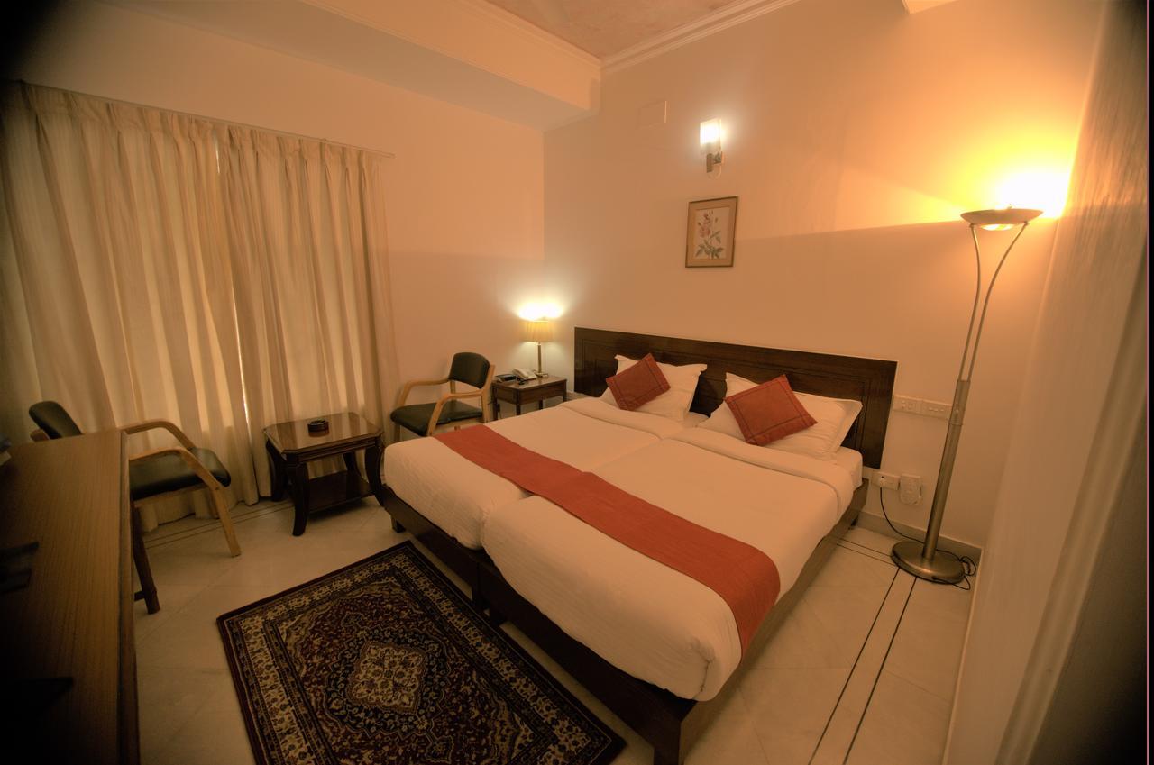 Hotel Palm Greens New Delhi Eksteriør billede