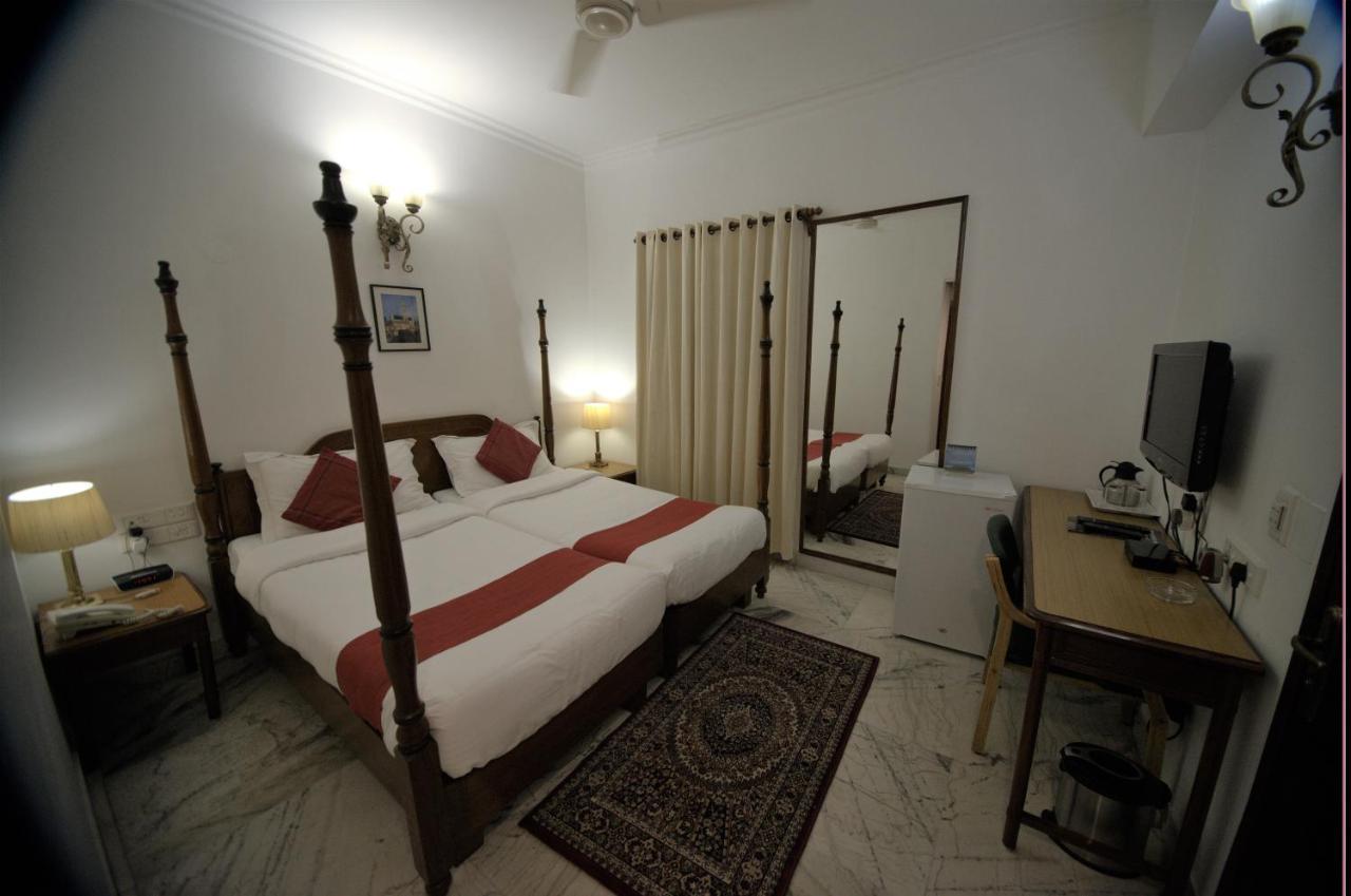 Hotel Palm Greens New Delhi Eksteriør billede