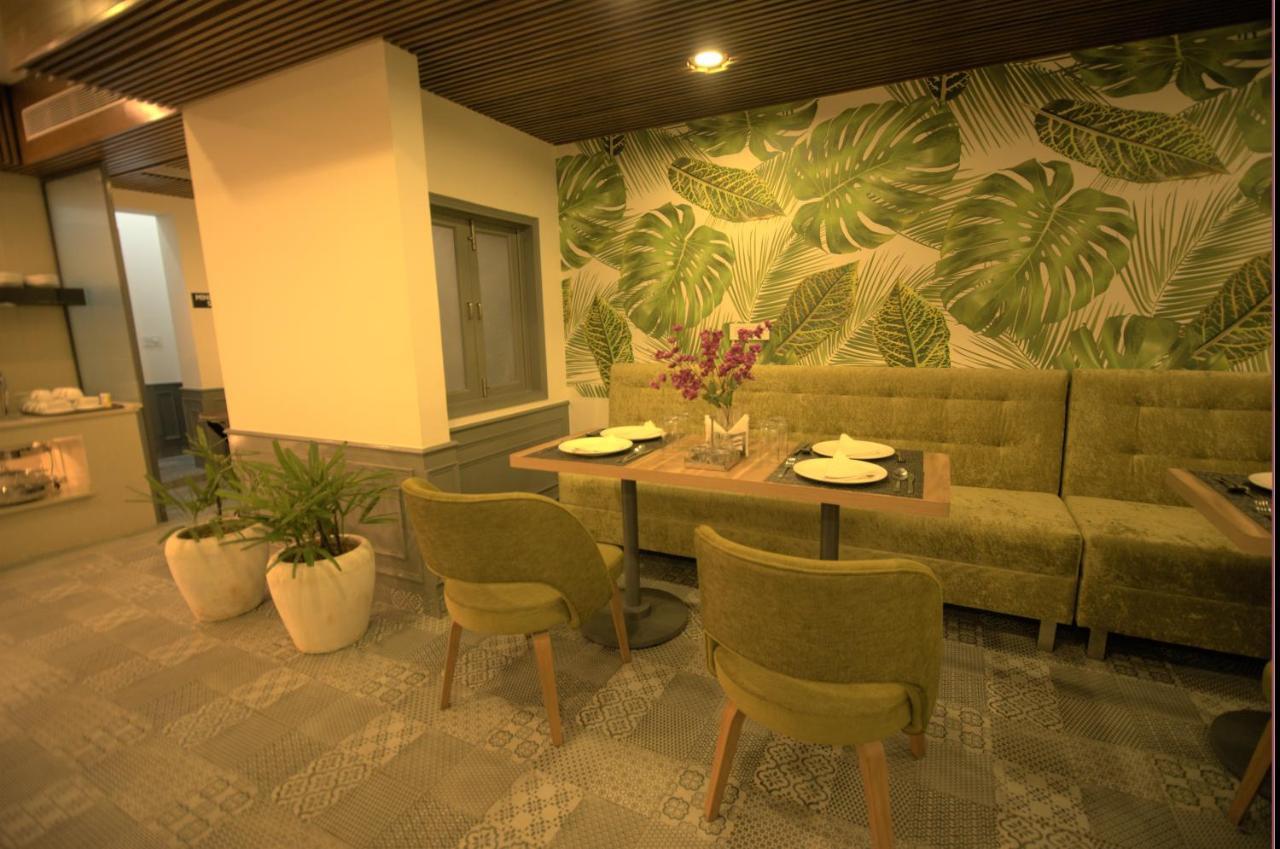 Hotel Palm Greens New Delhi Eksteriør billede