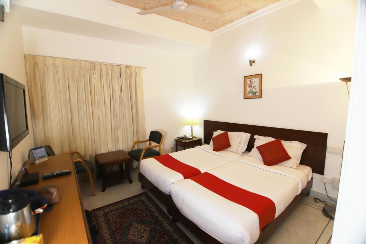 Hotel Palm Greens New Delhi Eksteriør billede