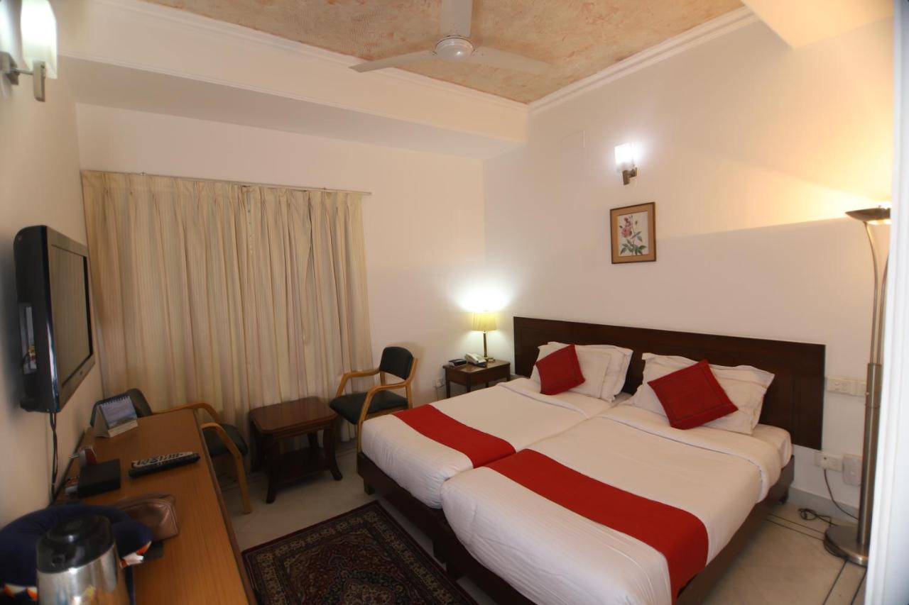 Hotel Palm Greens New Delhi Eksteriør billede