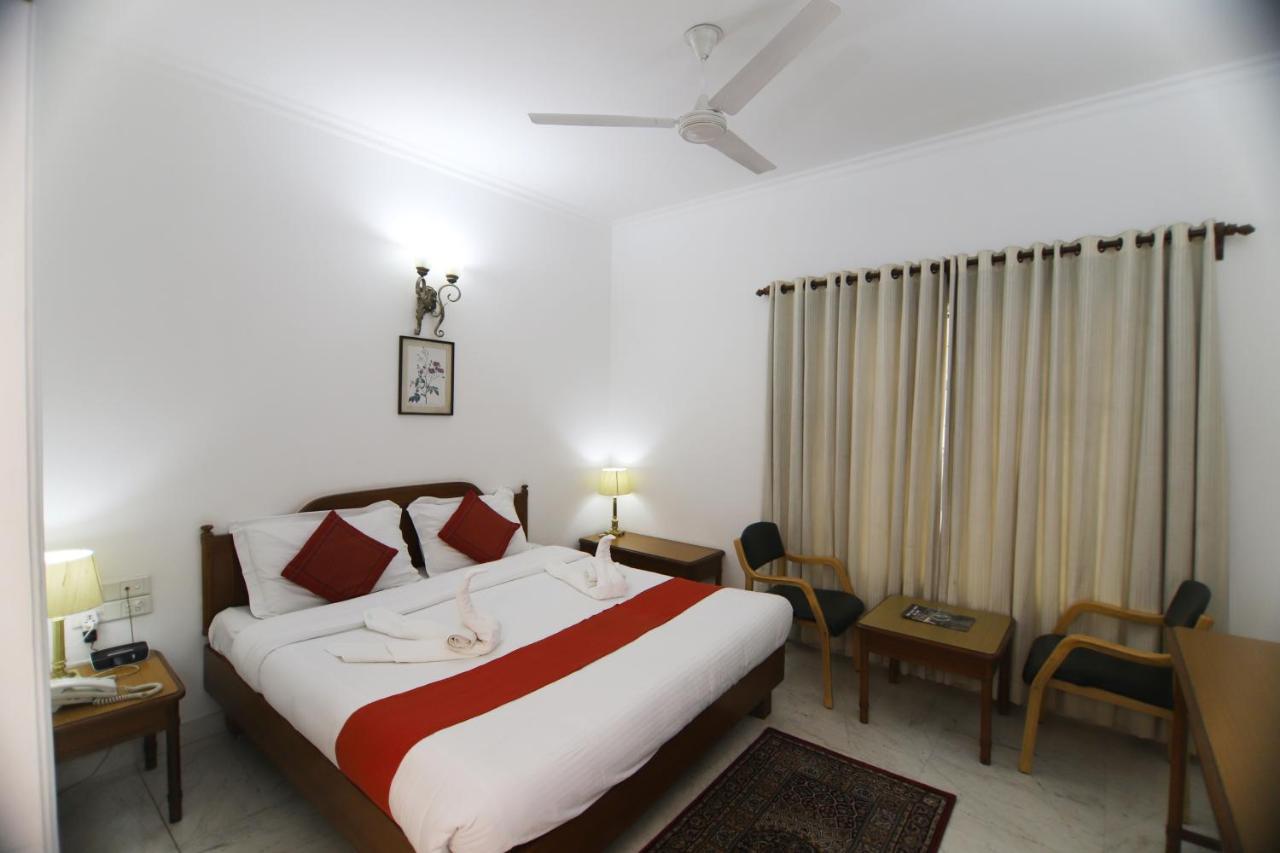 Hotel Palm Greens New Delhi Eksteriør billede