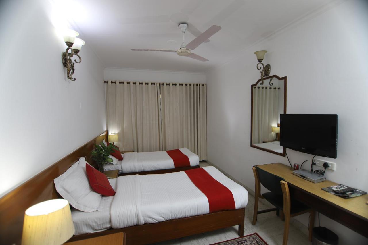 Hotel Palm Greens New Delhi Eksteriør billede