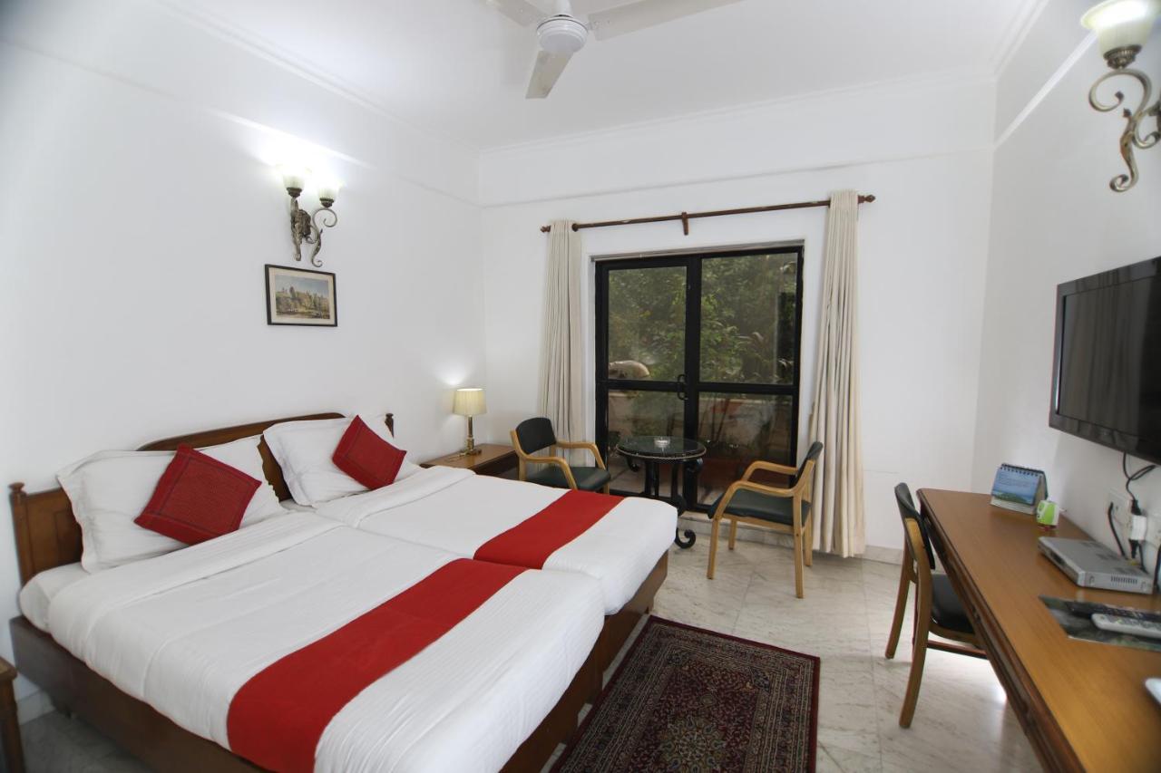 Hotel Palm Greens New Delhi Eksteriør billede
