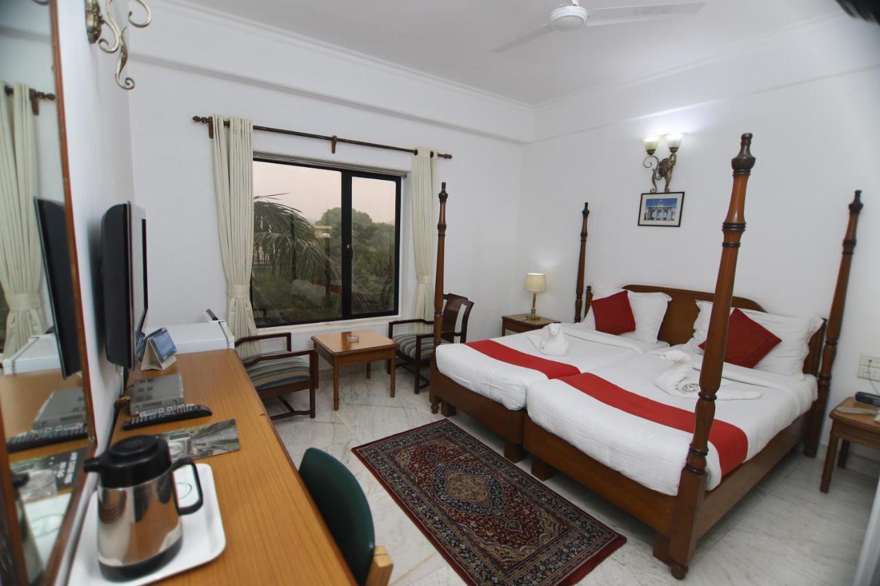 Hotel Palm Greens New Delhi Eksteriør billede