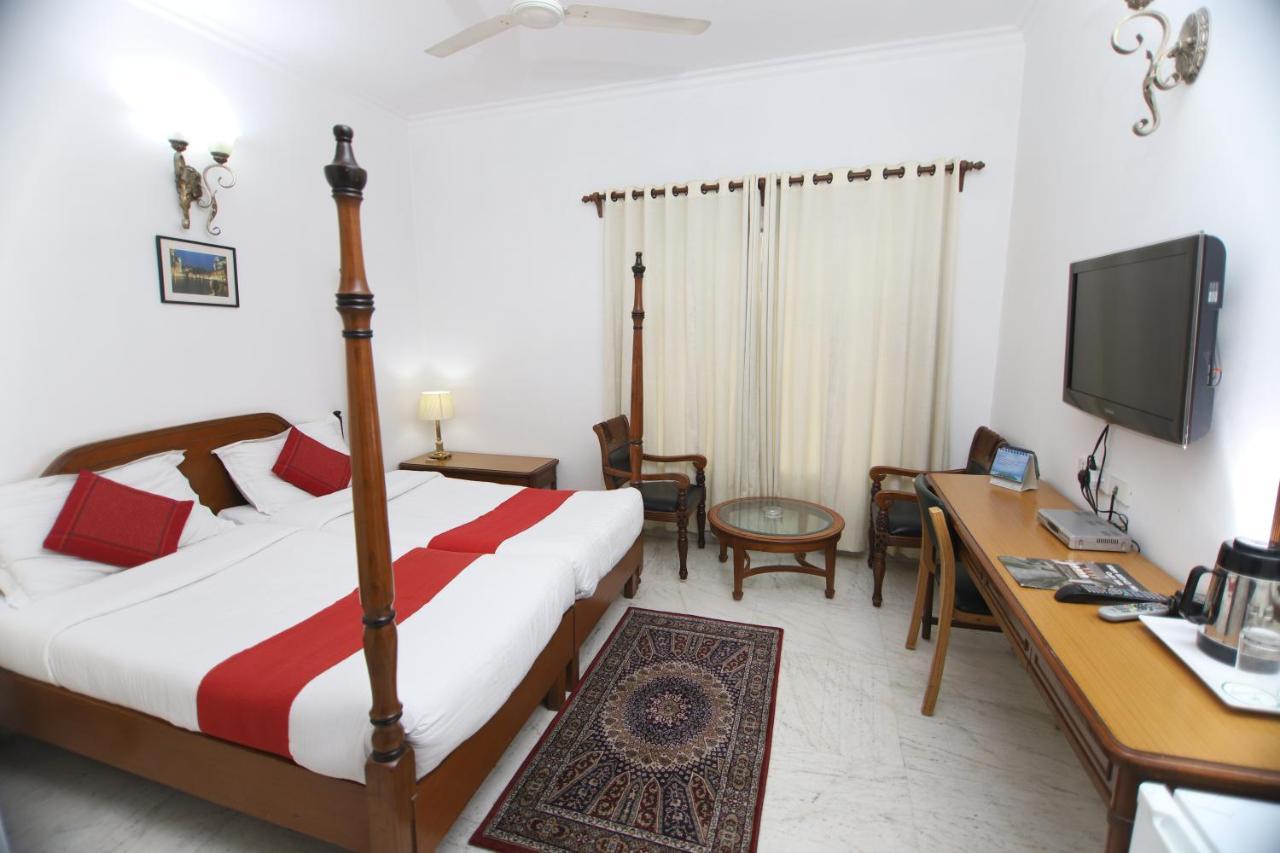 Hotel Palm Greens New Delhi Eksteriør billede