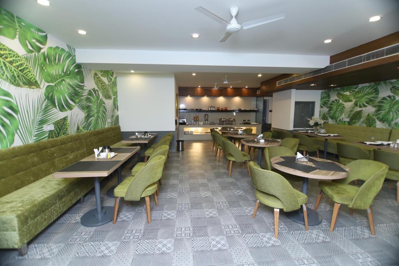 Hotel Palm Greens New Delhi Eksteriør billede