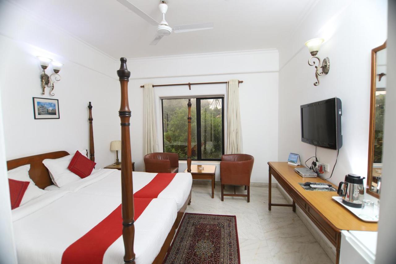 Hotel Palm Greens New Delhi Eksteriør billede